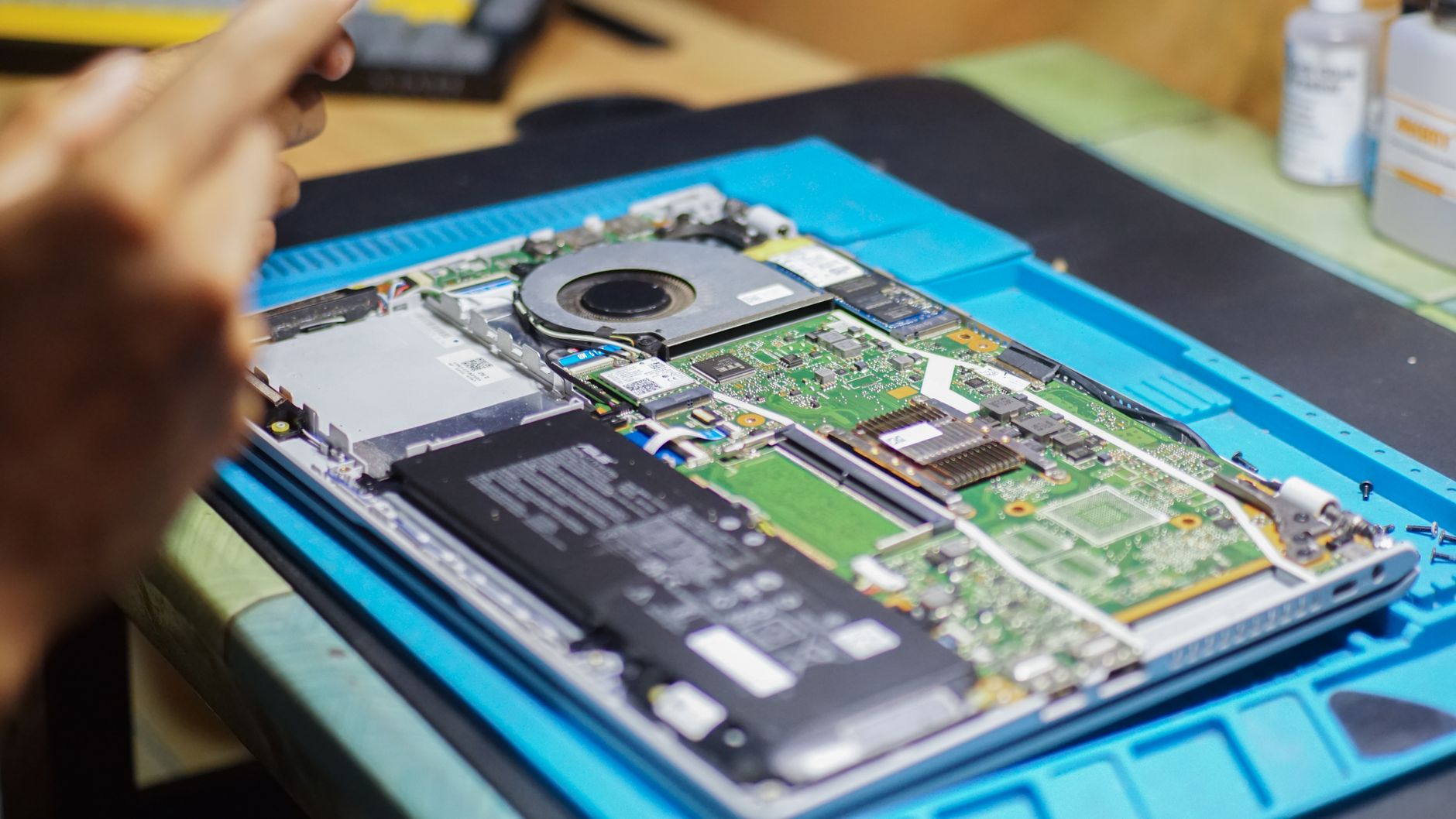 Åben bærbar computer på et reparationsbord