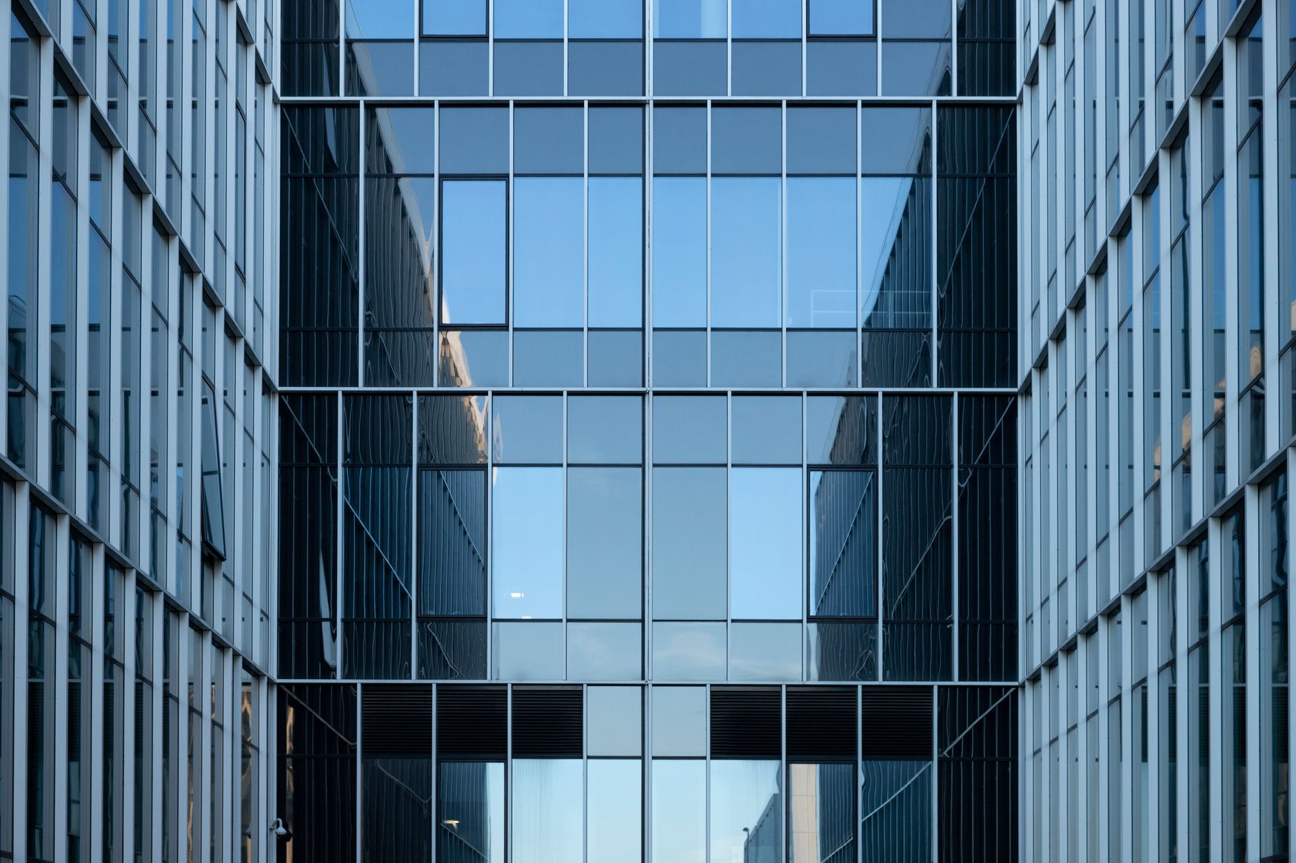 Moderne kontorbygning med glasfacade set nedefra